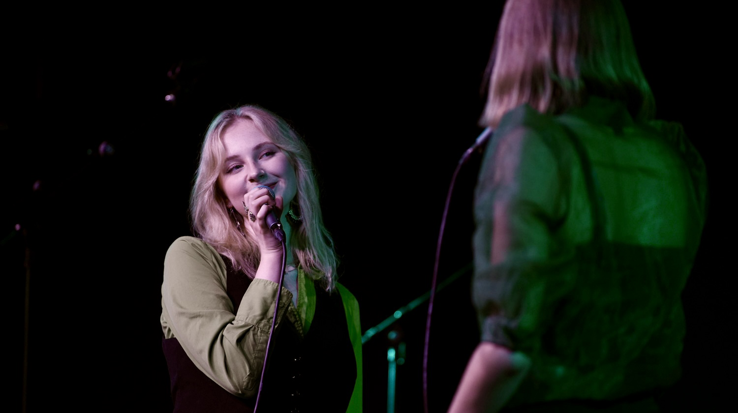 Två sångare på scen