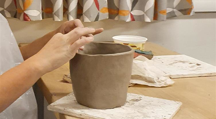 En person som arbetar med keramik