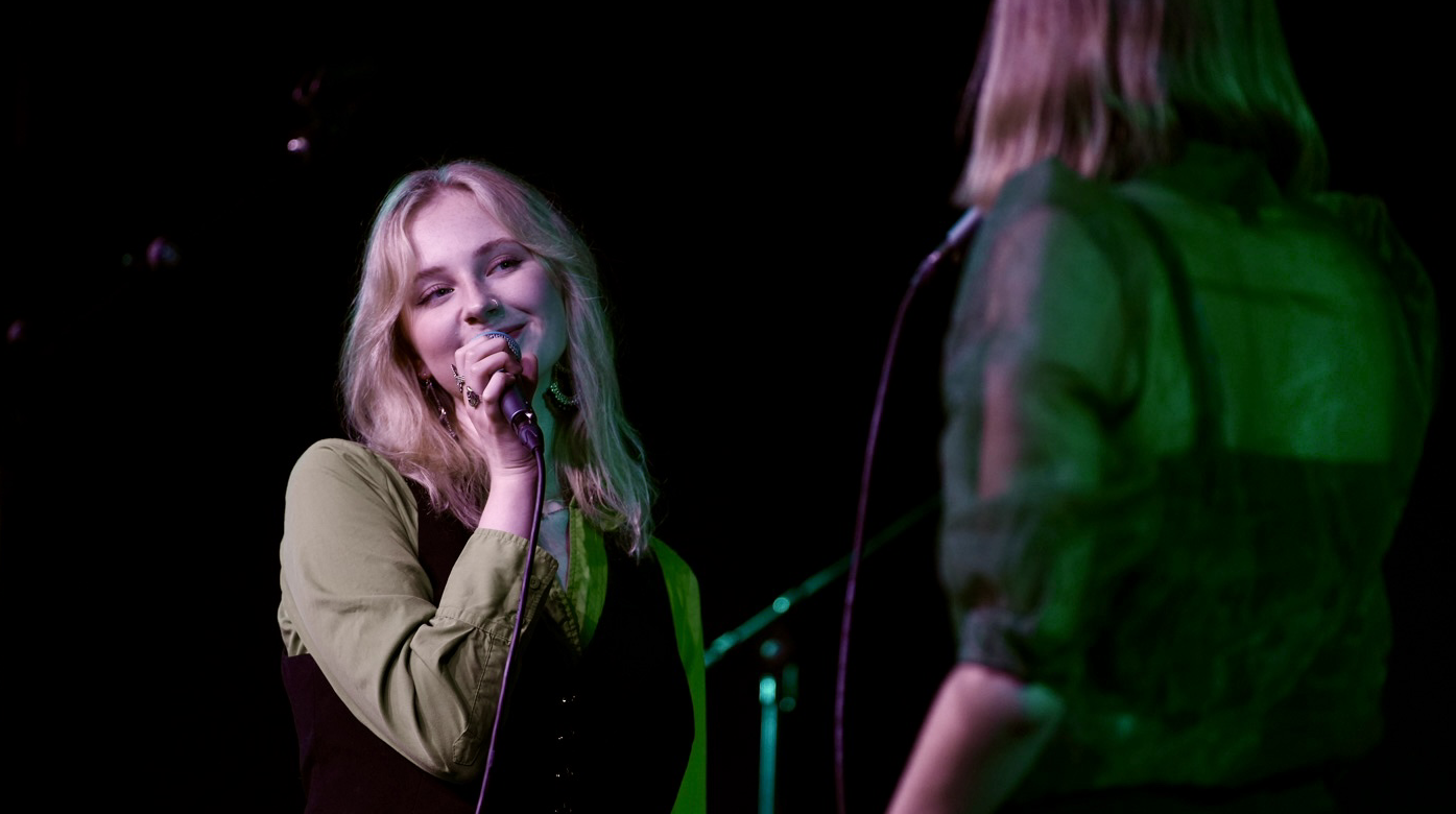 Två sångare på scen