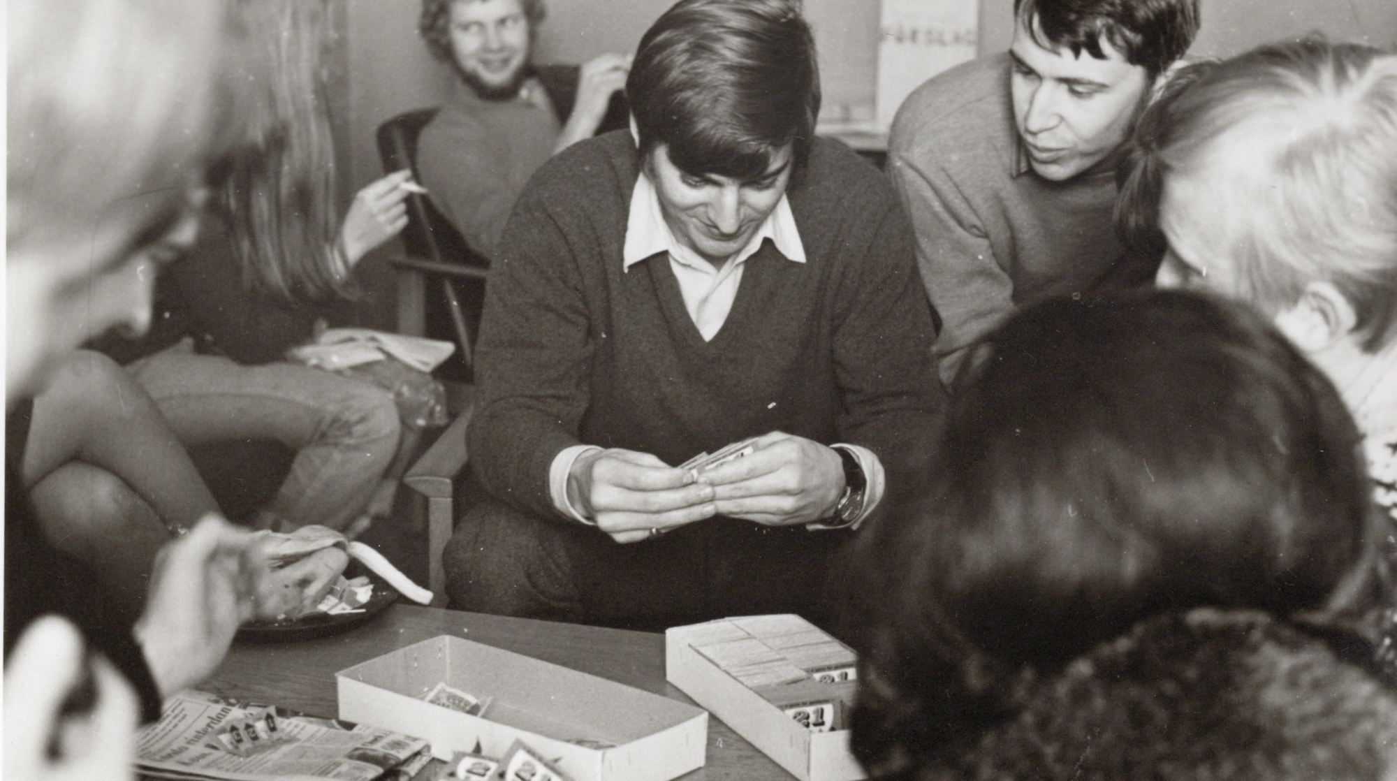 Delatagre och lärare spelar kort tillsammans. Sent 60-tal.
