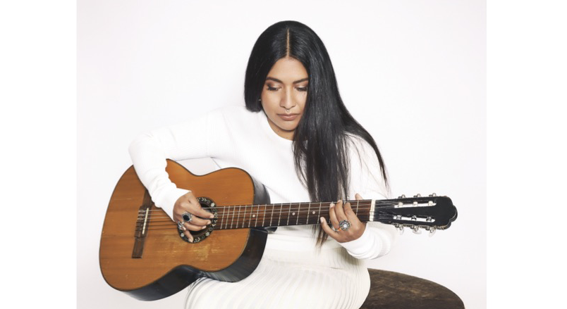 Kristin Amparo med gitarr